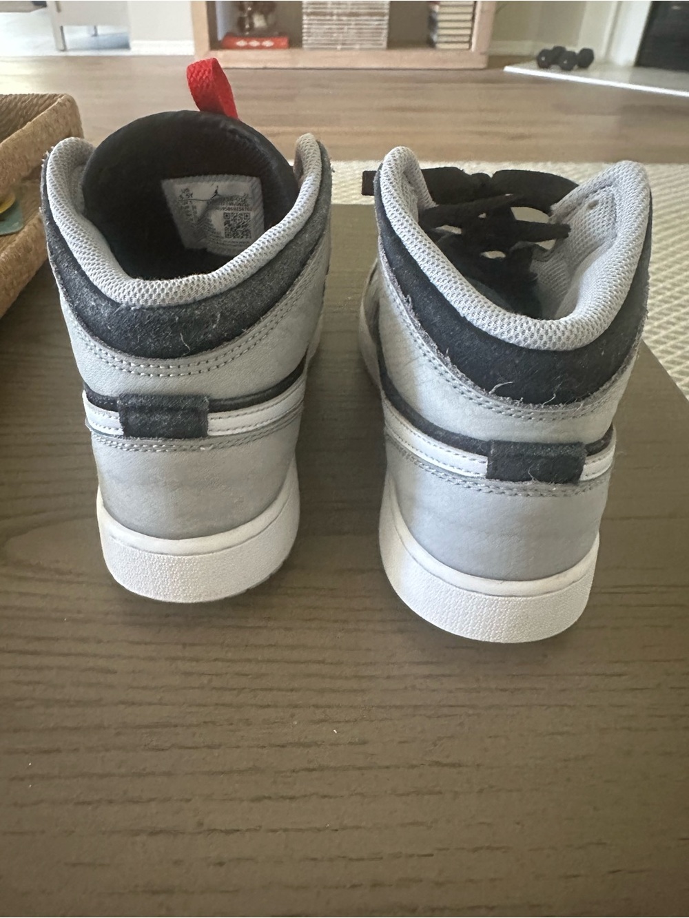 NIKE Air Jordan 1 Mid SE (GS) Elephant Toe Sneakers - Picture 7 of 10